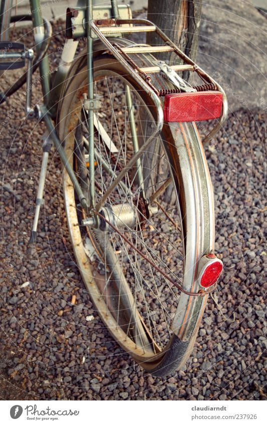 Plattfuß Wege & Pfade Fahrrad stehen alt kaputt parken Reifenpanne platt Rad Rost Rücklicht Reflektor entsorgt Schotterweg Schutzblech Felge Farbfoto