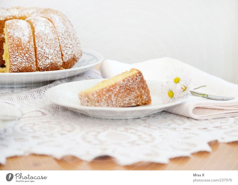 google-hupf Lebensmittel Teigwaren Backwaren Kuchen Ernährung Frühstück Kaffeetrinken Teller lecker saftig süß Gugelhupf weiß Spitze Puderzucker Tisch