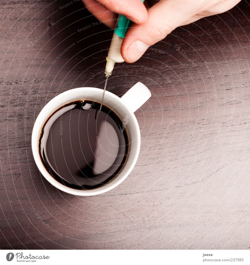 Extra Kaffee Tasse Finger Holz Flüssigkeit listig rund braun grün weiß Hemmungslosigkeit Gesellschaft (Soziologie) Risiko Spritze Doping Koffein spritzen