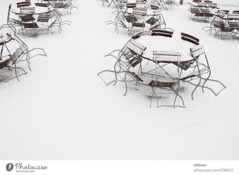 Warten auf den Frühling Restaurant Café Biergarten Terrasse Gastronomie Winter Eis Frost Schnee Tisch Stuhl Klappstuhl weiß geschlossen rund winterfest