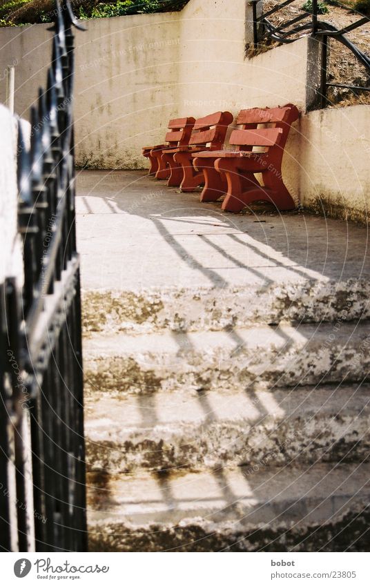Have a seat! Holz Schatten rot beige ruhig Europa Bank Treppe Tor mediaterran warten Erholung