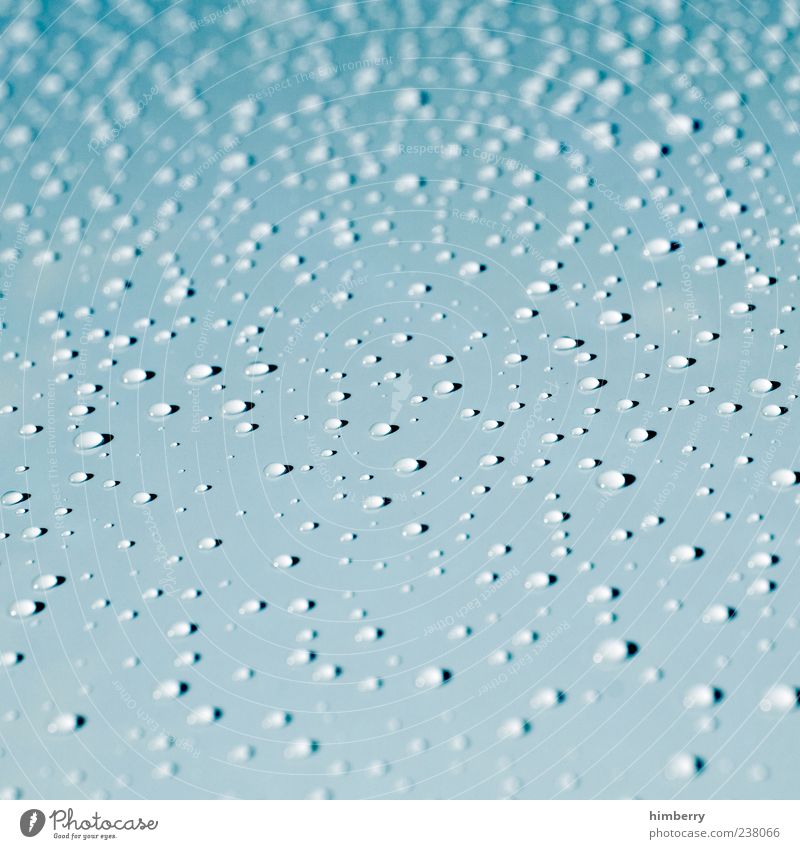 niederschlagsträchtig Umwelt Natur Regen Metall Wasser Kugel Tropfen frisch blau Wassertropfen Lack Farbfoto Gedeckte Farben Außenaufnahme Nahaufnahme