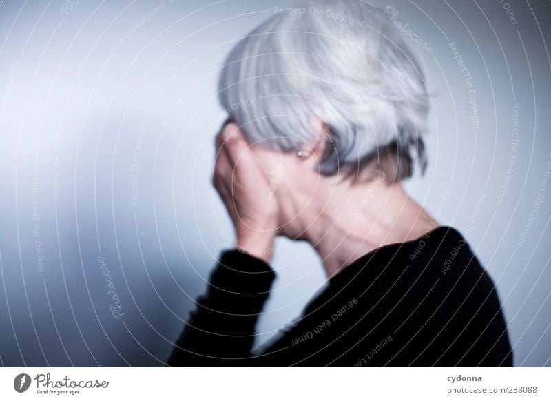 - Lifestyle Mensch Weiblicher Senior Frau Leben 45-60 Jahre Erwachsene Einsamkeit Enttäuschung Erfahrung Gefühle geheimnisvoll Identität Misserfolg ruhig Scham