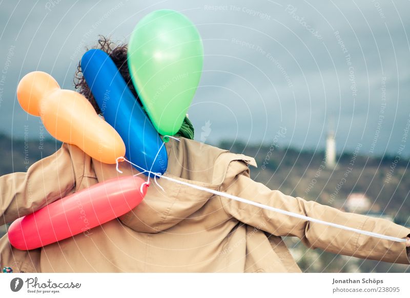 Luftballonmädchen III Freizeit & Hobby Mensch Junge Frau Jugendliche Kindheit 1 18-30 Jahre Erwachsene Freiheit Freude mehrfarbig herbstlich Horizont Seil