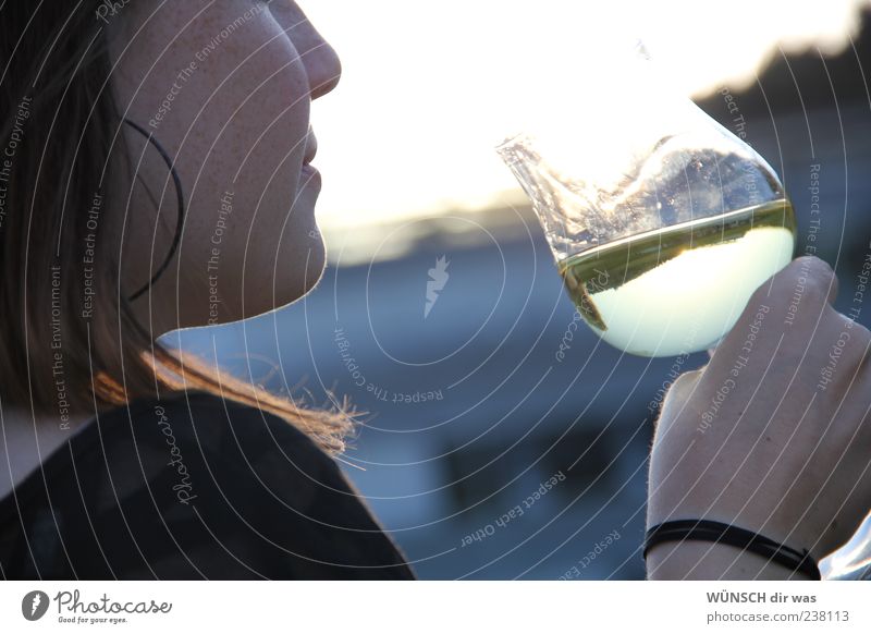 auf den kopf gestellt trinken Wein Glas Mensch feminin 18-30 Jahre Jugendliche Erwachsene Sonnenlicht Sommer rothaarig ästhetisch elegant schön natürlich