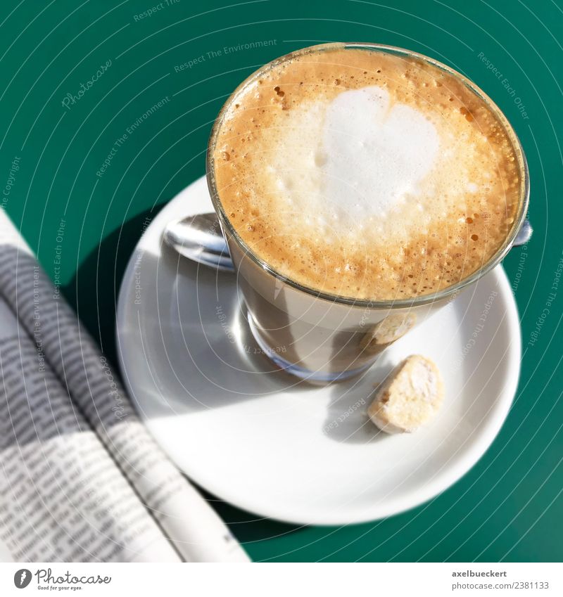 Flat White Kaffee und Zeitung Getränk Heißgetränk Milch Latte Macchiato Lifestyle Freizeit & Hobby Sommer Zeitschrift trinken Café Cappuccino flat white Herz