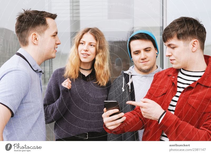 Gruppe von Jugendfreunden Lifestyle Freizeit & Hobby sprechen Telefon Handy PDA Technik & Technologie Mensch Junge Frau Jugendliche Junger Mann Erwachsene