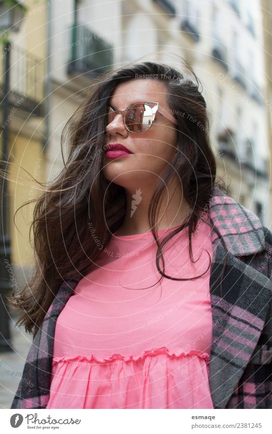 Porträt einer Frau mit Sonnenbrille in der Straße Lifestyle elegant Freude Ferien & Urlaub & Reisen feminin Erwachsene 1 Mensch 18-30 Jahre Jugendliche Stadt