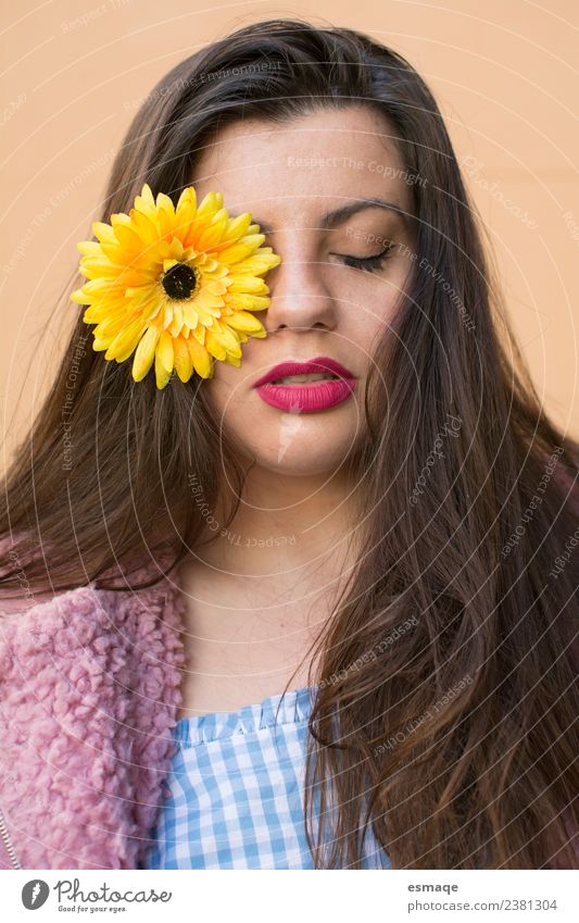 Porträt einer jungen Frau mit Blume im Auge Lifestyle Freude schön Gesicht Gesundheitswesen Alternativmedizin Allergie Wellness Meditation feminin Junge Frau