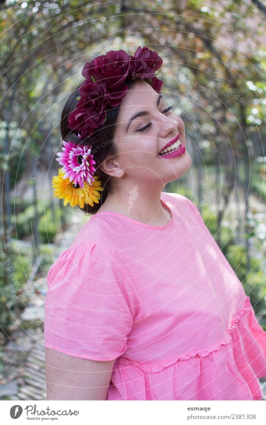 Porträt einer glücklichen Frau mit Blumen Freude schön Haare & Frisuren Gesundheit Übergewicht Wellness Mensch Erwachsene Natur Pflanze Bekleidung