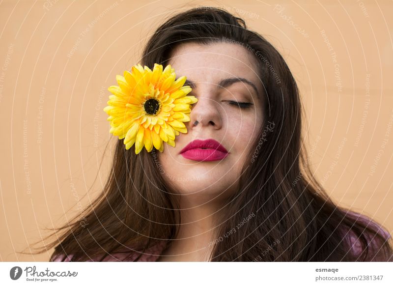 Porträt einer Frau mit Blume Lifestyle Freude schön Haut Gesicht Gesundheit Wellness harmonisch Mensch feminin Erwachsene 18-30 Jahre Jugendliche Lebensfreude