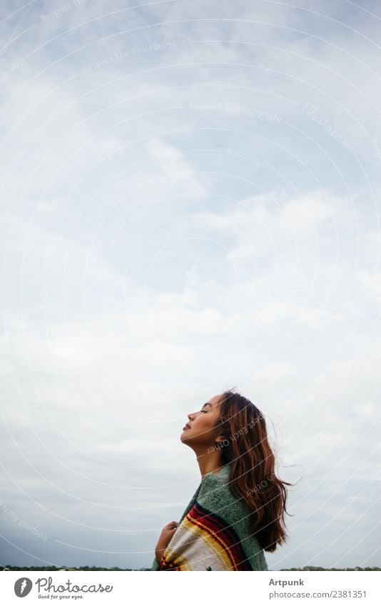 Eine Frau in einer dicken Decke, die die Natur genießt (vertikal). horizontal Horizont Himmel Wolken kalt Camping wandern Ferien & Urlaub & Reisen 18-30 Jahre