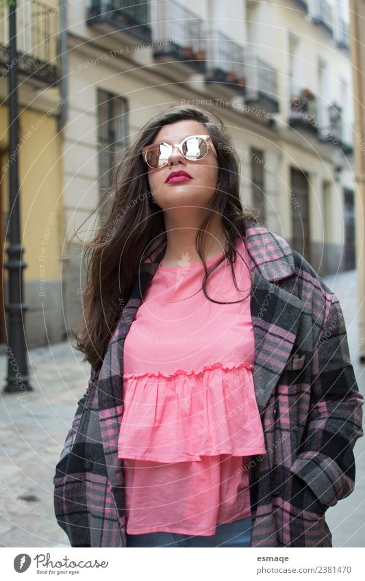 Junge Frau mit Sonnenbrille auf der Straße Lifestyle schön Tourismus feminin Jugendliche Mantel beobachten warten Coolness niedlich positiv Stadt rosa