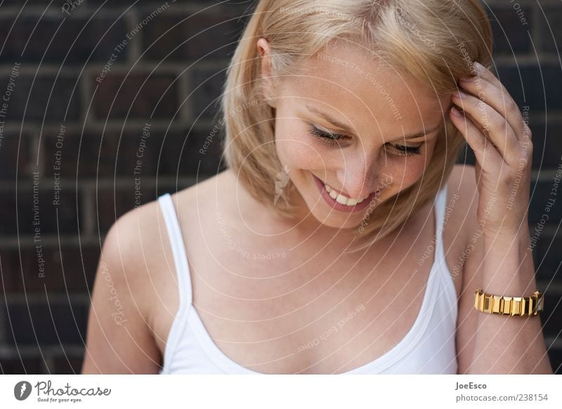 #238154 Lifestyle Stil schön Frau Erwachsene Mauer Wand Haare & Frisuren blond langhaarig beobachten entdecken Lächeln lachen authentisch Freundlichkeit