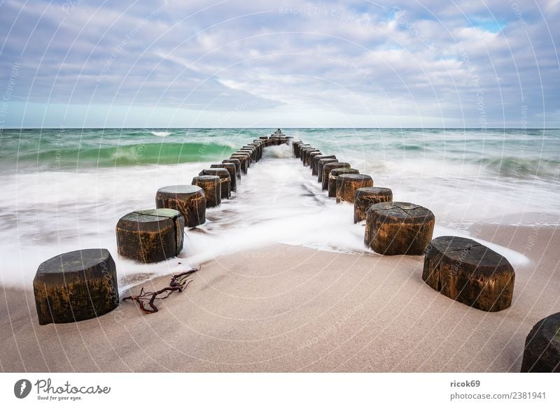 Buhnen an der Küste der Ostsee an einem stürmischen Tag Erholung Ferien & Urlaub & Reisen Tourismus Strand Meer Wellen Natur Landschaft Wasser Wolken Sturm Holz