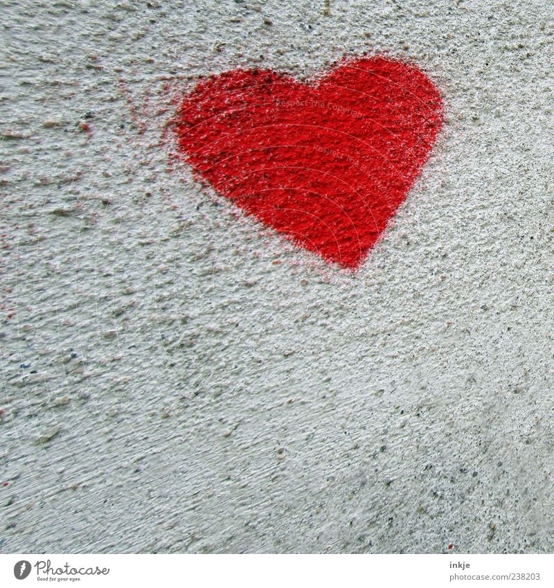 stürmische Liebe Graffiti Straßenkunst sprühen Mauer Wand Fassade Beton Herz fliegen außergewöhnlich Kitsch positiv Geschwindigkeit rot Gefühle Stimmung