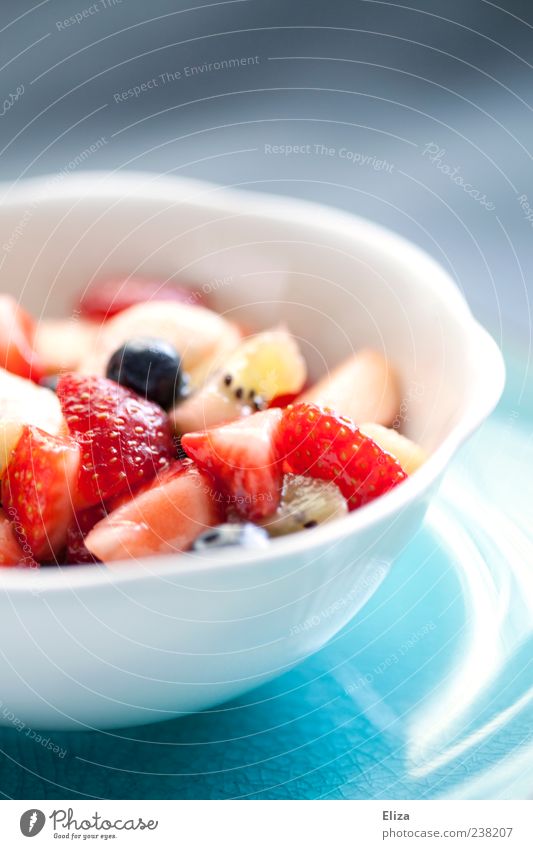 Fruchtigfrisch Vegetarische Ernährung Schalen & Schüsseln Gesundheit lecker Erdbeeren hell Kiwi mehrfarbig Detailaufnahme Menschenleer Textfreiraum oben