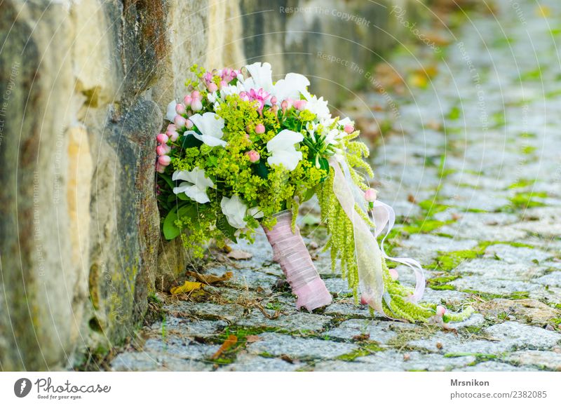 Hochzeit Blumenstrauß ästhetisch frisch Glück Unendlichkeit Hochzeitspaar gebunden Liebe grün Schleier rosa Verliebtheit Mauer Farbfoto Außenaufnahme