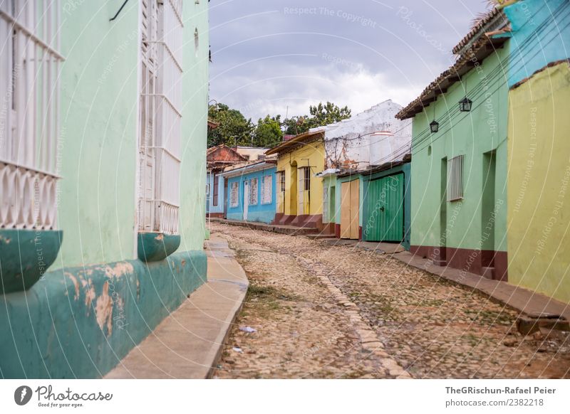 Gasse Stadt Stadtzentrum Altstadt blau braun mehrfarbig gelb grau grün schwarz türkis weiß Straße Pflastersteine Gebäude Fenster Tür Kuba Trinidad Farbfoto