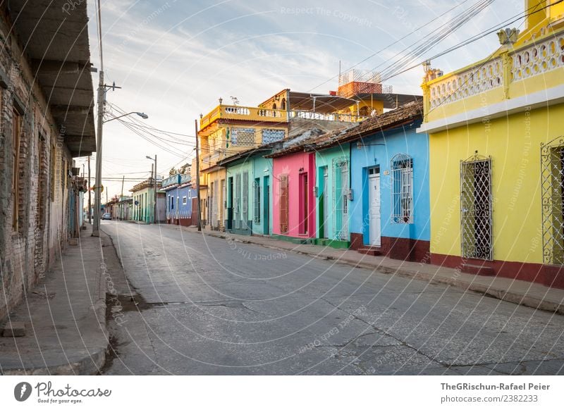 Farbenfrohes Kuba Kleinstadt Stadt blau mehrfarbig gelb gold grau grün schwarz türkis ruhig ästhetisch Fröhlichkeit Stimmung Morgendämmerung Straße Haus