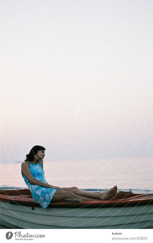 Das Postkartenmotiv Horizont Wasserfahrzeug Frau Kleid Meer träumen ruhig Denken Gedanke Ferien & Urlaub & Reisen Zufriedenheit Europa Himmel blau Ruderboor