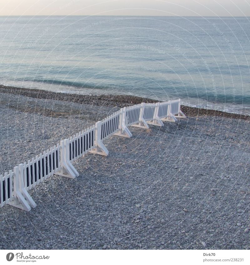 Geteilter Strand Meer Wasser Küste Frankreich Europa Zaun blau grau weiß Grenze Ferne Horizont Cote d'Azur Morgendämmerung Farbfoto Außenaufnahme Menschenleer