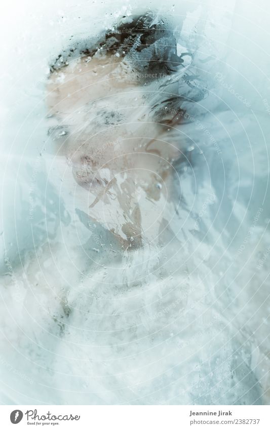 Schneewittchen feminin Gesicht 1 Mensch Schwimmen & Baden Blick ästhetisch außergewöhnlich bedrohlich kalt nass hübsch Schutz Angst Körperpflege Kunst