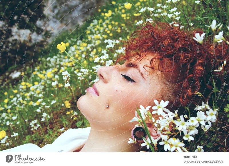 Junge Frau schläft in einem Blumenfeld. Lifestyle Stil schön Haare & Frisuren Haut Gesicht Gesundheit Sinnesorgane Erholung ruhig Meditation Duft Mensch feminin