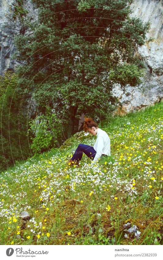 Junge Frau allein in einem riesigen Blumenfeld. Lifestyle Gesundheit Wellness harmonisch Wohlgefühl Sinnesorgane Erholung ruhig Meditation
