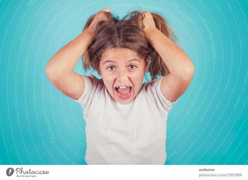 Porträt eines wütenden Mädchens auf blauem Hintergrund Lifestyle Mensch feminin Kind Kindheit 1 8-13 Jahre sprechen festhalten Fitness schreien Aggression