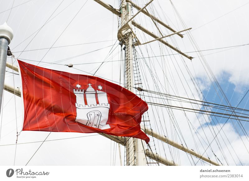 ahoi Ferien & Urlaub & Reisen Tourismus Hamburg Fahne hell rot weiß Wappen Segelschiff Farbfoto