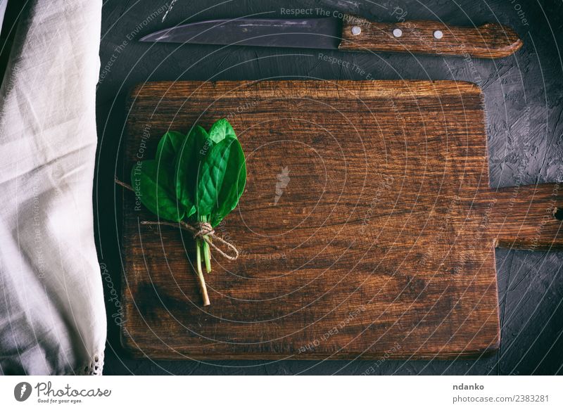 Schneidebrett mit Griff und Bund mit grünem Sauerampfer Küche Blatt alt Essen frisch oben braun schwarz weiß Holzplatte Messer Haufen Salatbeilage Serviette