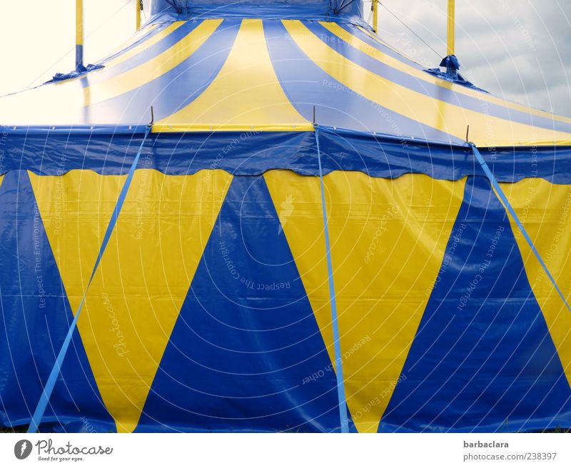 Zirkusvorstellung Jahrmarkt Zirkuszelt Himmel Wolken Sommer fantastisch groß blau gelb Kultur Farbfoto Außenaufnahme Menschenleer Tag Strukturen & Formen