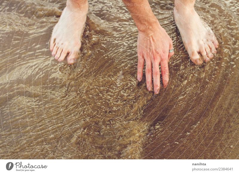 Mann berührt Meerwasser in den Sommerferien Lifestyle Ferien & Urlaub & Reisen Freiheit Sommerurlaub Strand Mensch maskulin Junge Frau Jugendliche Erwachsene 1