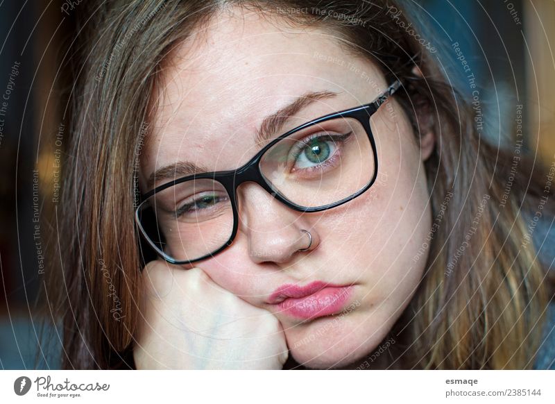 Porträt einer gelangweilten jungen Frau mit Brille Lifestyle Junge Frau Jugendliche Erwachsene lernen schlafen schön einzigartig natürlich nerdig niedlich