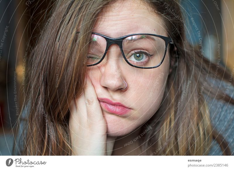 Porträt eines gelangweilten Teenagers Krankheit Leben feminin Junge Frau Jugendliche 1 Mensch Piercing Brille beobachten authentisch natürlich nerdig niedlich