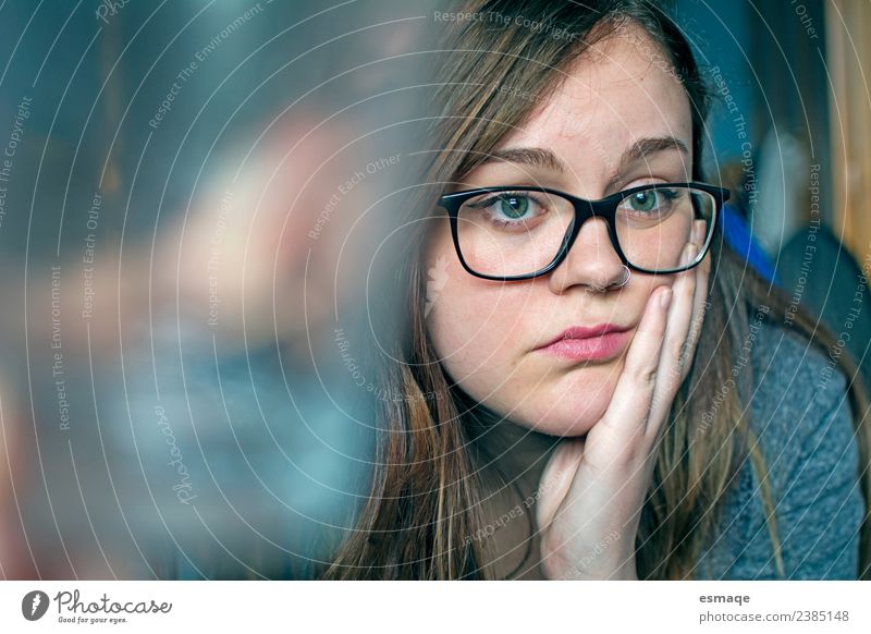 Porträt der gelangweilten Frau mit Brille im Zimmer Lifestyle Mensch Junge Frau Jugendliche Erwachsene beobachten Denken lernen natürlich niedlich geduldig