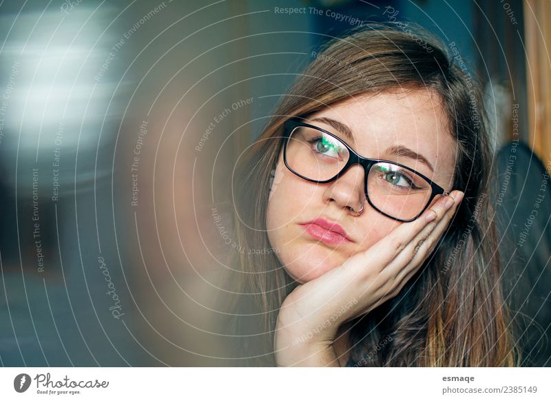 Porträt einer Frau mit gebohrter Brille Lifestyle schön Mensch feminin Junge Frau Jugendliche 1 wählen Traurigkeit einzigartig nerdig niedlich Originalität