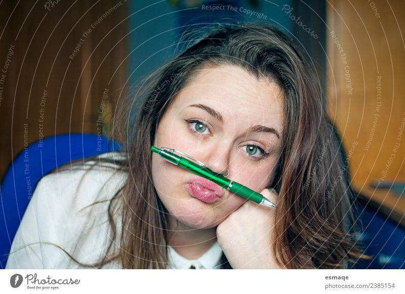 gelangweilter junger Student beim Spielen mit einem Kugelschreiber Lifestyle Erholung Bildung Schule lernen Mensch Junge Frau Jugendliche Kindheit Piercing