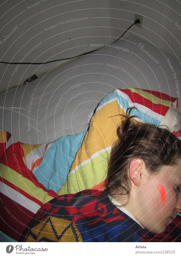 Polnischer Abgang Wohnung Bett Jugendliche liegen schlafen einzigartig mehrfarbig ruhig träumen Müdigkeit Erschöpfung Farbfoto Innenaufnahme Muster