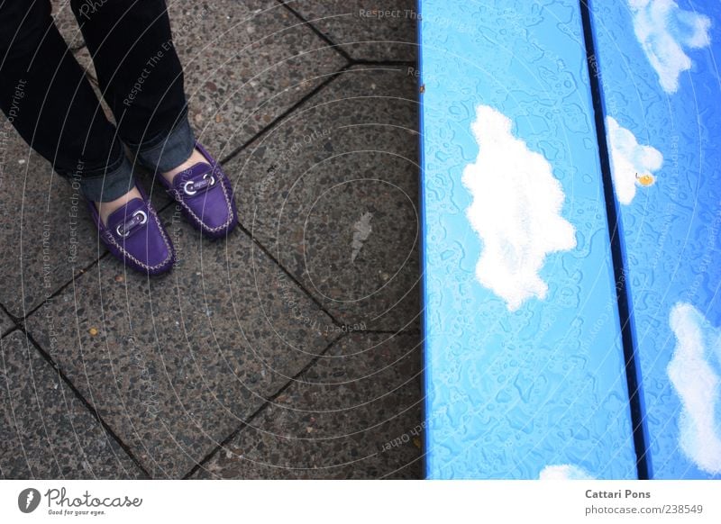 untere Ebene Himmel Wolken Schuhe Ballerina stehen Bank Regen warten nass Boden Stein Holz Teilung violett blau Bodenplatten Jeanshose Farbfoto Außenaufnahme