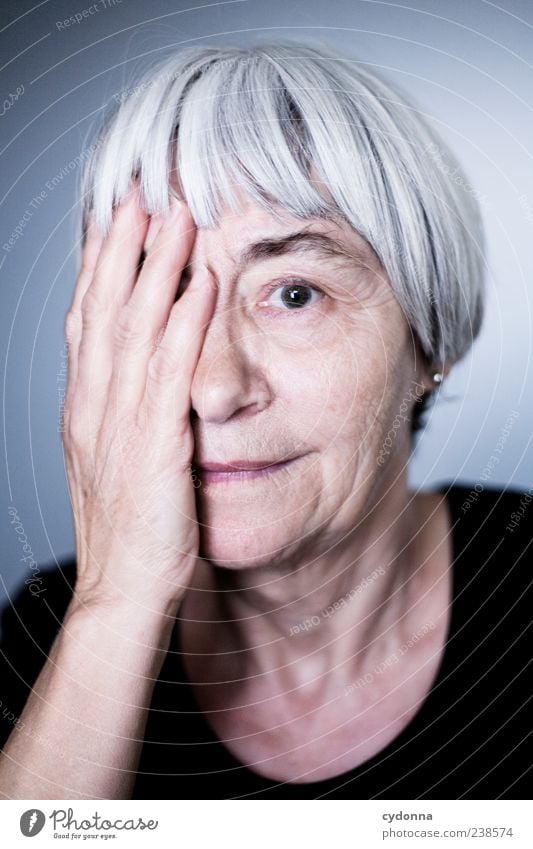 Gelebtes Leben Lifestyle elegant schön Haut Wohlgefühl Erholung ruhig Mensch Weiblicher Senior Frau Gesicht Hand 60 und älter einzigartig Erfahrung Gefühle