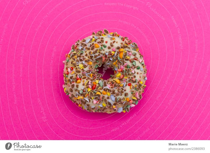Zuckersüßer Donut auf pinkem Hintegrund Lebensmittel Kuchen Süßwaren Krapfen Essen Duft Glück lecker mehrfarbig rosa Laster Appetit & Hunger genießen Ernährung
