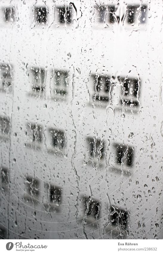 Regen Fensterscheibe Umwelt Wasser Wassertropfen Wetter schlechtes Wetter Haus Fassade Beton Glas nass grau Einsamkeit Wand Innenaufnahme Menschenleer