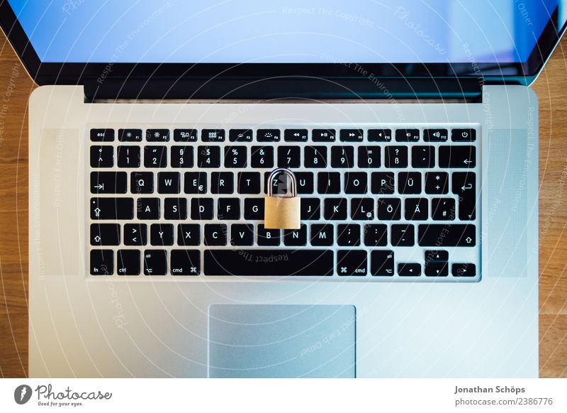 Datenschutz und Verschlüsselung Computer Notebook Tastatur Business 2018 dsgvo datenschutzgrundverordnung big data Textfreiraum verschlüsselt Europa https
