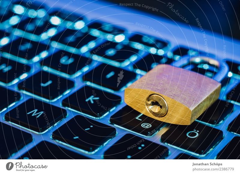Schloss auf Laptop Tastatur als Symbol für Datenschutz & DSGVO Notebook blau gold silber Sicherheit geheimnisvoll dsgvo big data verschlüsselt Europa https