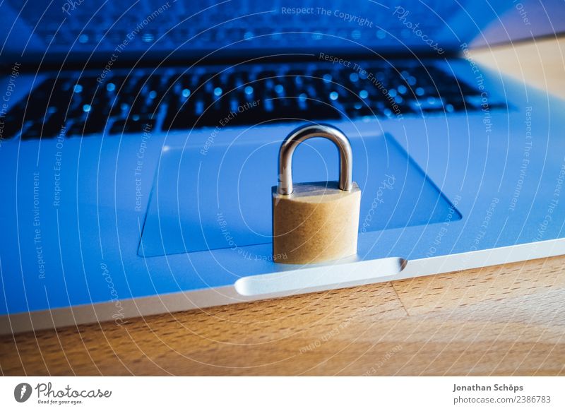 Schloss auf Notebook Computer als Symbol für Datenschutz & Sicherheit Tastatur blau gold silber dsgvo big data verschlüsselt Europa https
