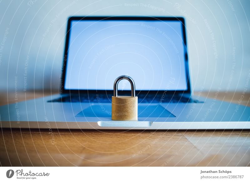 Schloss auf Laptop als Symbol für Datenschutz & DSGVO dsgvo datenschutzgrundverordnung big data Textfreiraum verschlüsselt Europa https Gesetze und Verordnungen