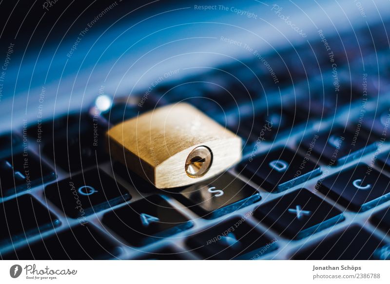 Schloss auf beleuchteter Laptop Tastatur als Symbol für Datenschutz & Internet Security Computer Notebook Business dsgvo big data verschlüsselt Europa https