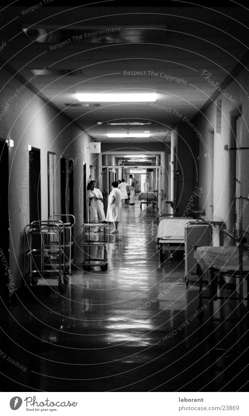 nachts, wenn alles schläft Krankenhaus Flur Nacht Licht Lampe dunkel Mensch Schwarzweißfoto notdienst tragen Gang